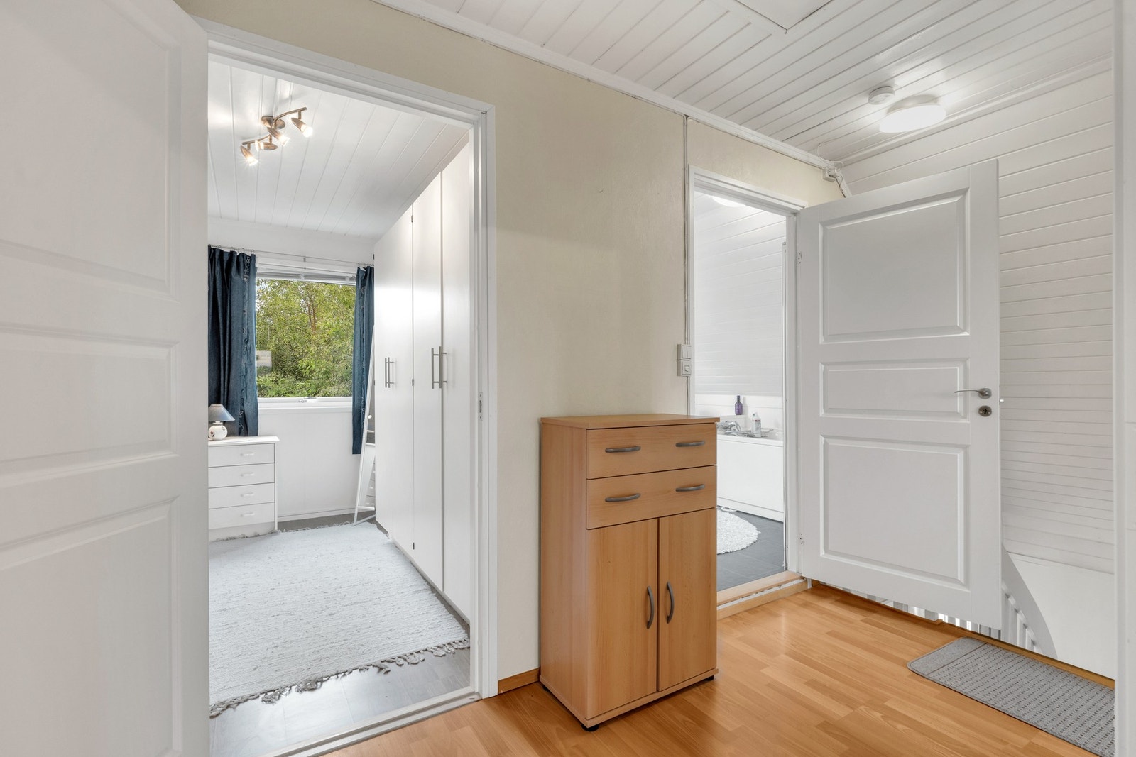 Oppe i 2.etasje er det 3 romslige soverom samt et bad. Galleribilde