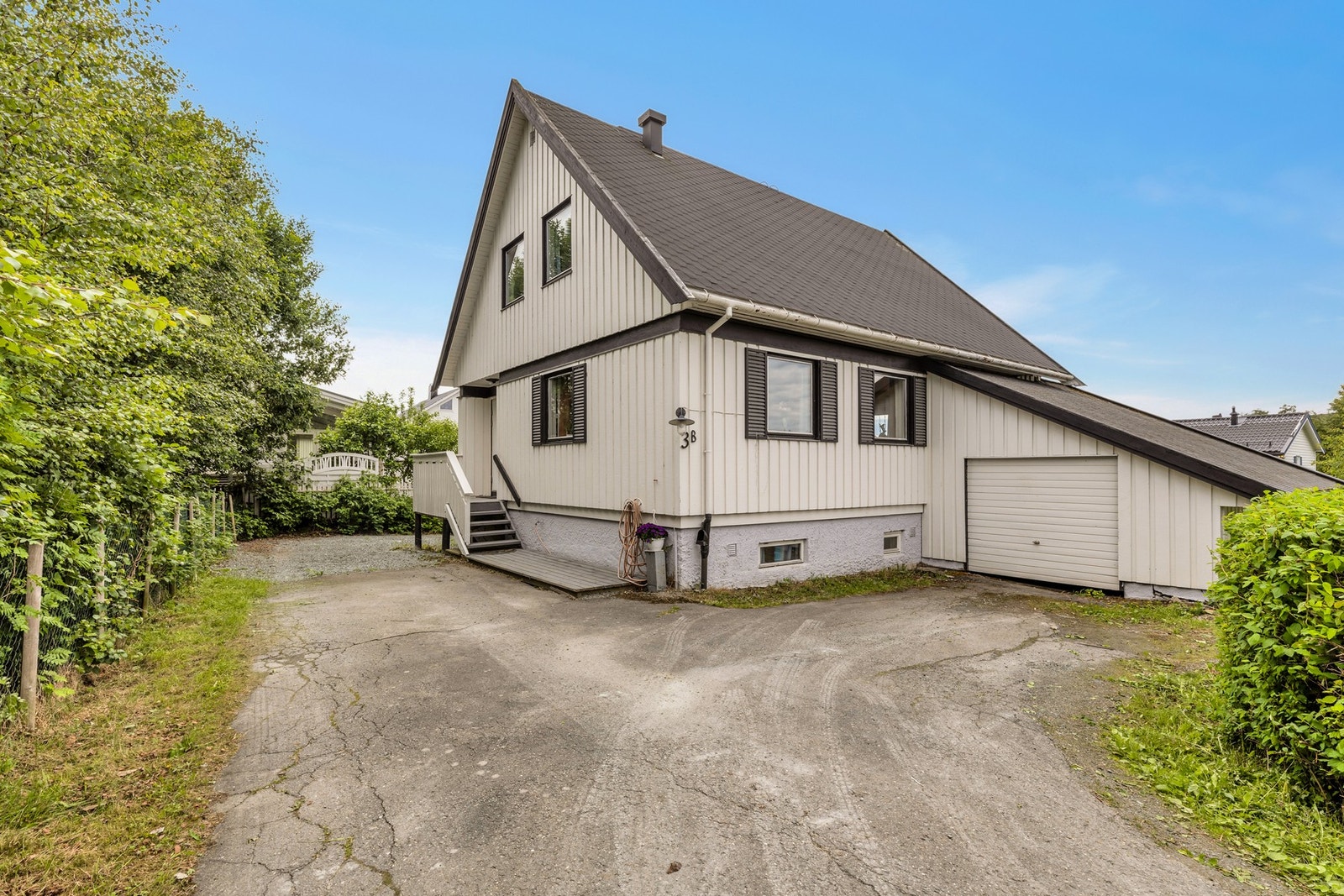 Garasje samt flere oppstillingsplasser på egen tomt. Galleribilde