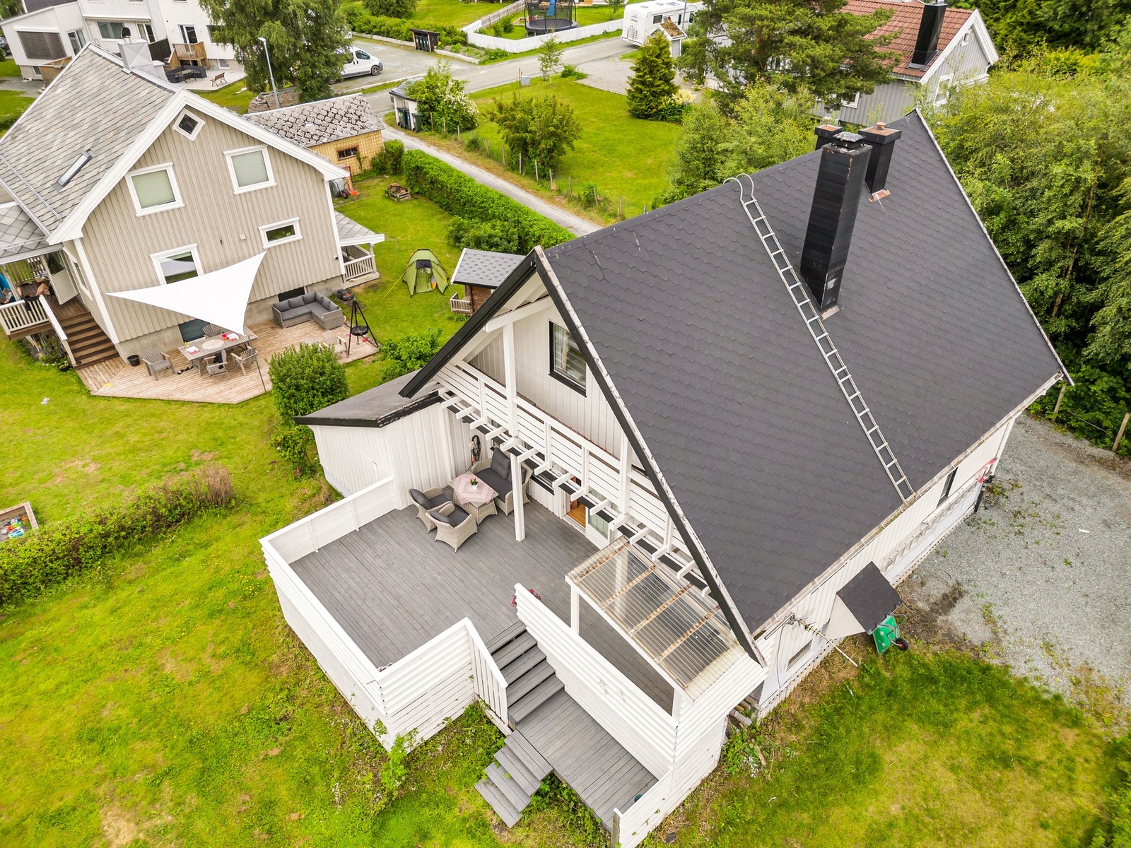 Taktekkingen består av pappshingel. Tekkingen på boligen ble lagt over eksisterende pappshingel av eier i 2021. Galleribilde