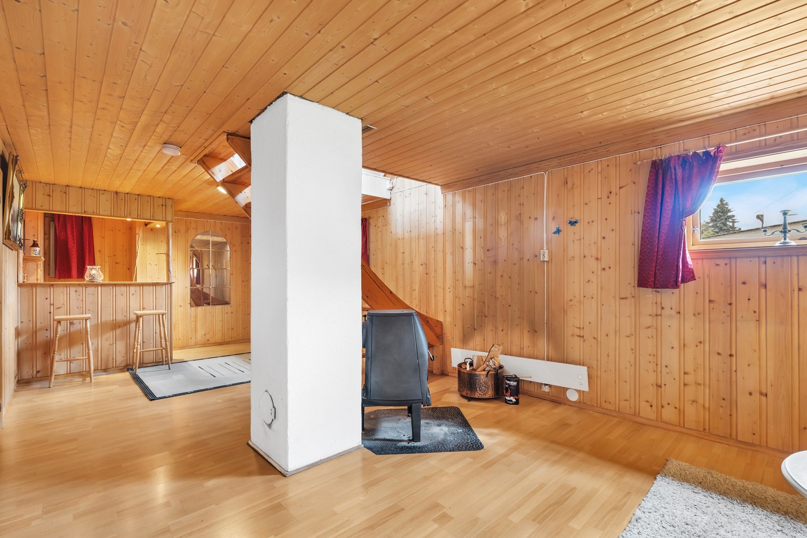 Stor kjellerstue som er et perfekt oppholdsrom for store og små. Galleribilde