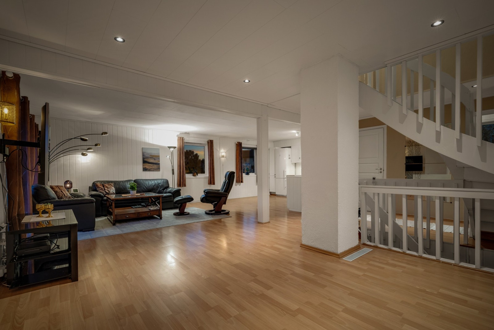 Boligens varmekilde er vedovn, varmepumpe og elektrisk oppvarming. Galleribilde