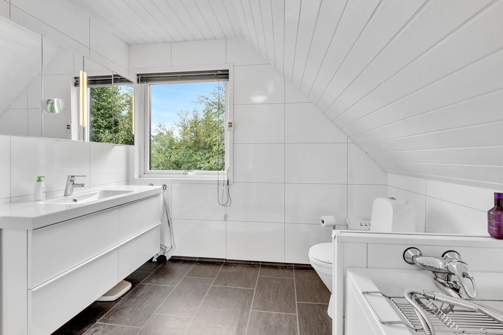 Pent bad med varmekabler i gulv. Galleribilde