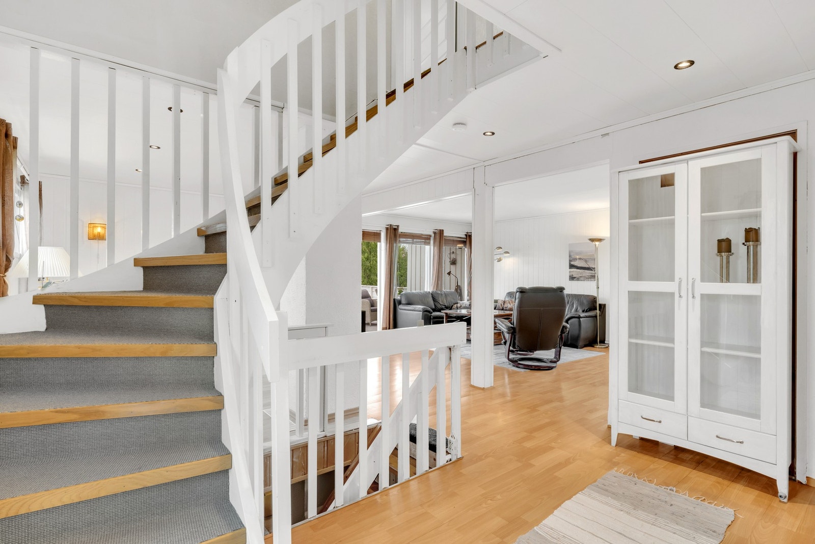 Det er downlights i tak på deler av stua. Galleribilde