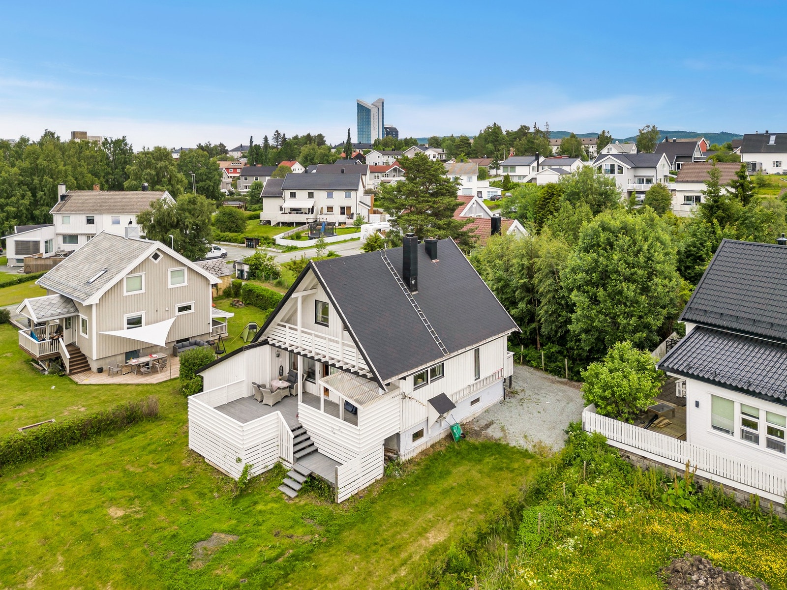 Flotte uteområder rundt boligen samt en solrik terrasse på 30 kvm med trapp ned til hagen. Galleribilde