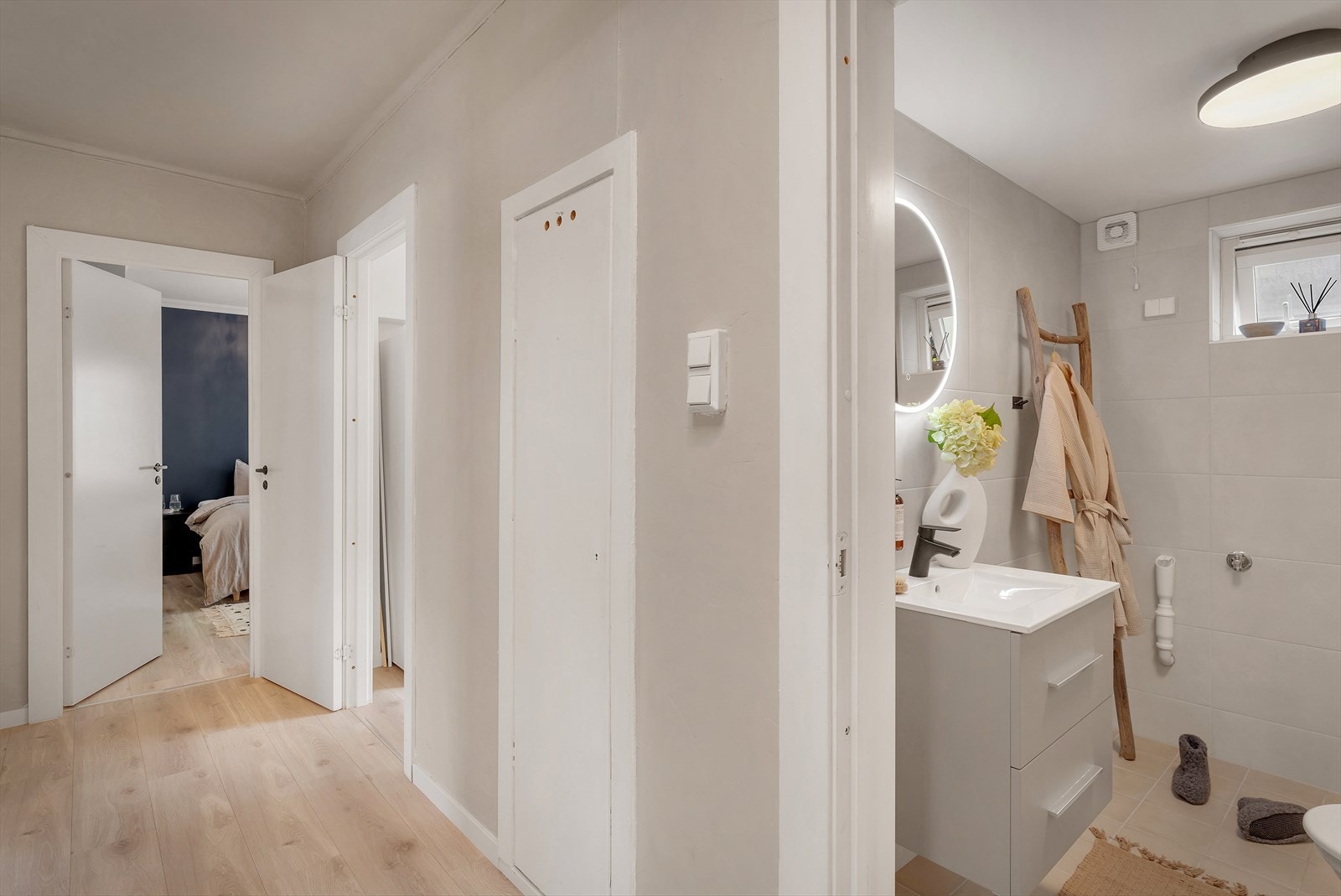 - Entréen har en størrelse på 8,3 m² - Galleribilde