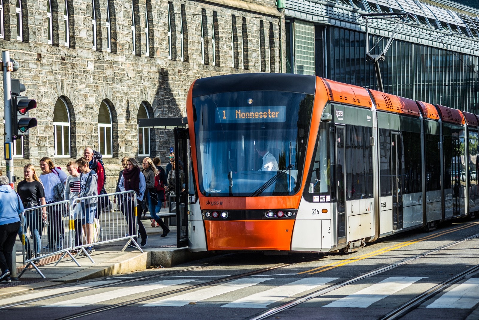 - Umiddelbar nærhet til offentlig kommunikasjon, med togstasjon, bybane og buss like ved - Galleribilde