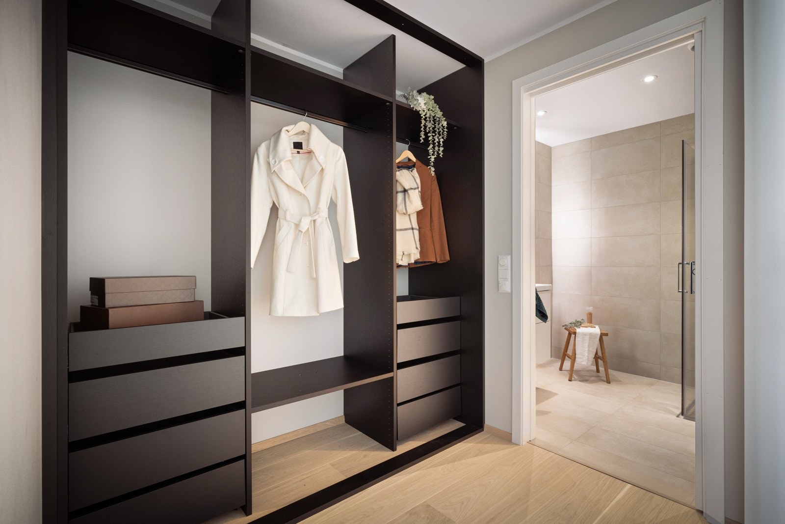 - Plassbygget garderobe med rikelig plass til alle sesongens kolleksjoner - Galleribilde