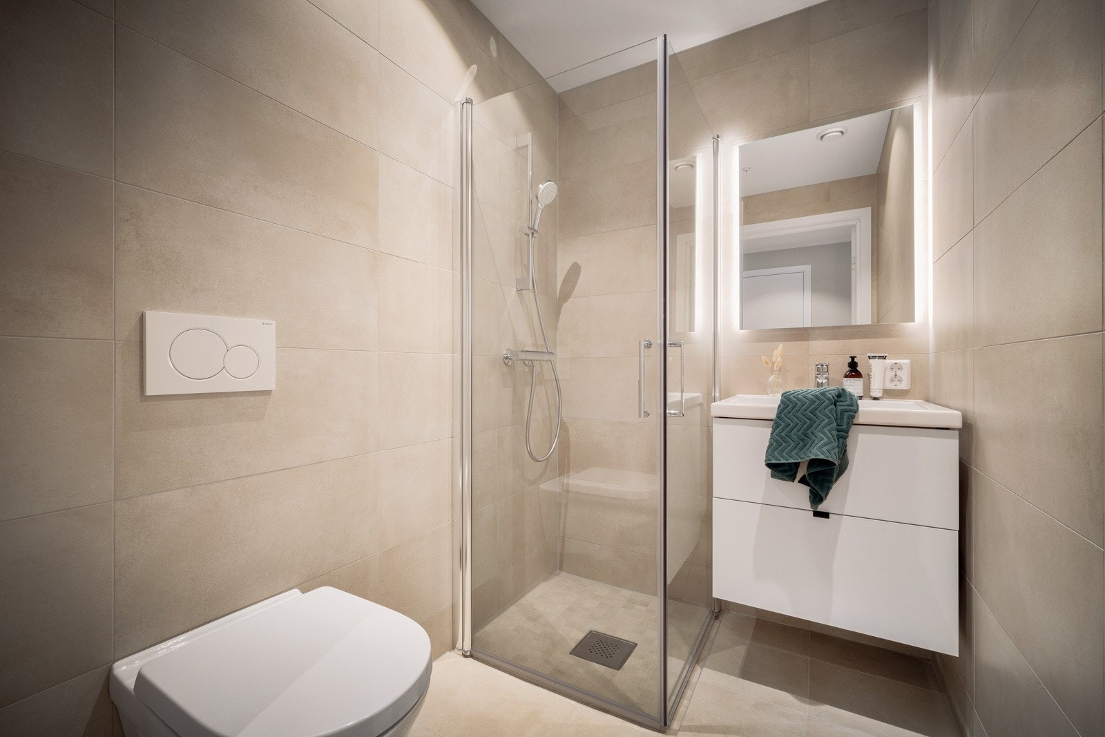 - Gjestebadet er noe mindre med sine 3 m2 og holder den samme lekre standarden som hovedbadet - Galleribilde
