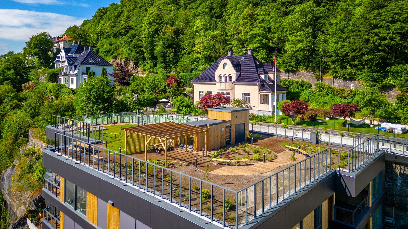 - Nydelig opparbeidet med plen, beplantning, benker og møteplasser - Galleribilde