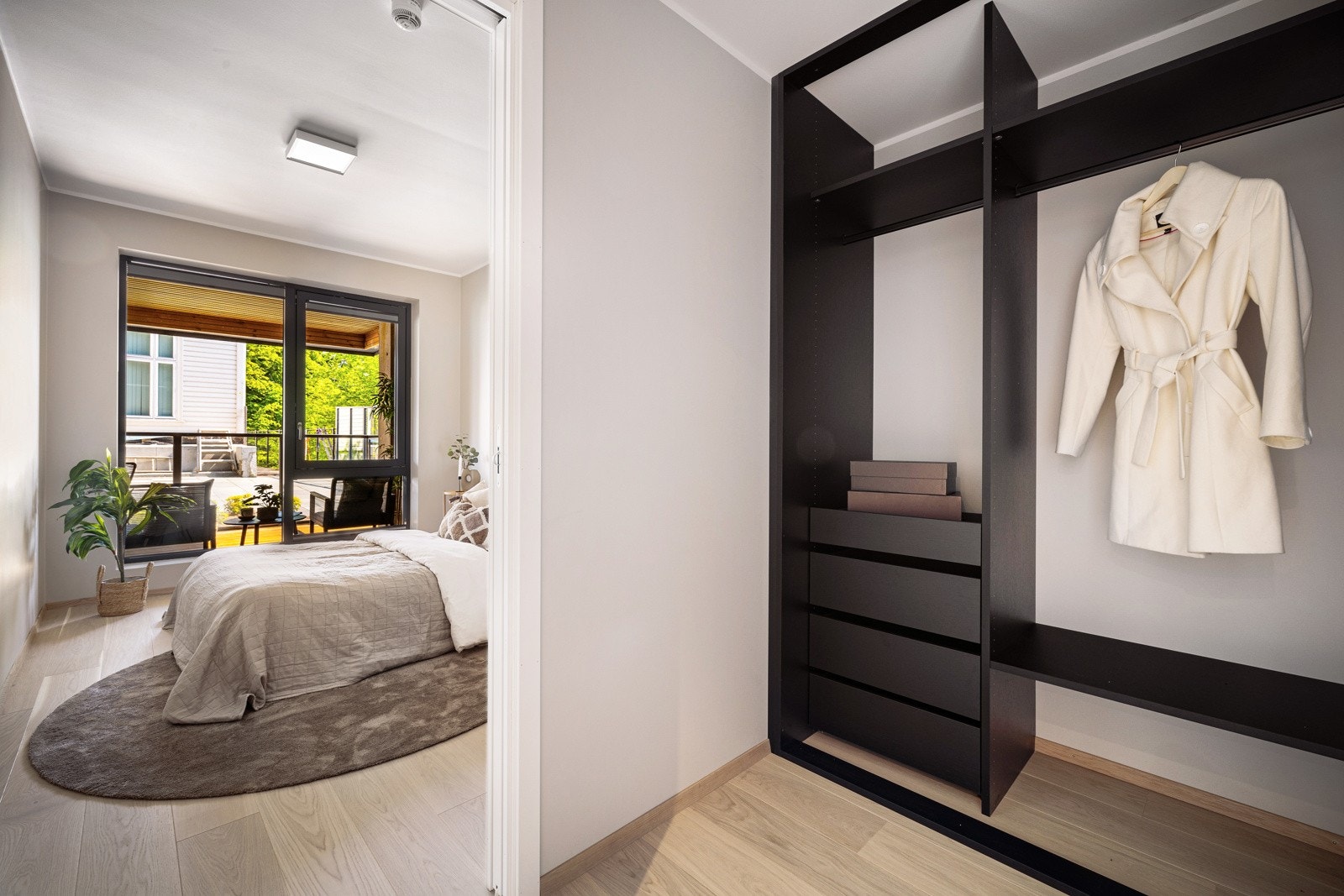 - "En suite" løsning med privat bad og walk in garderobe for komfort og bekvemmelighet - Galleribilde