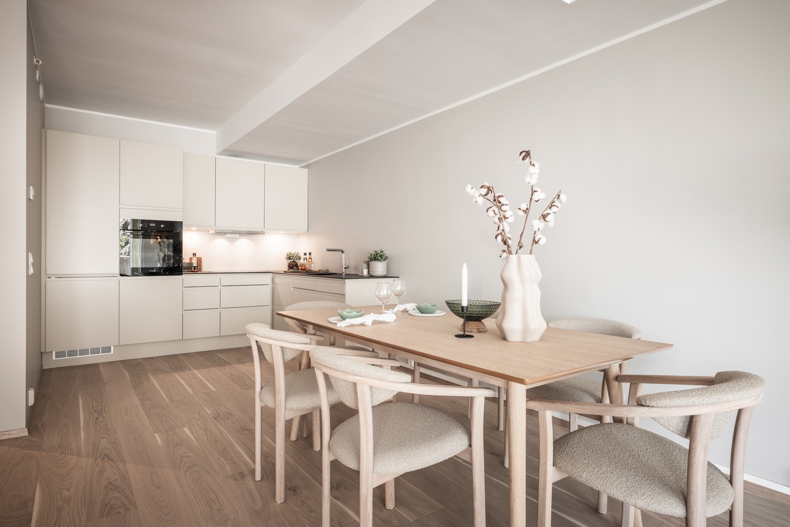- Kjøkkenet er levert av kvalitetsleverandøren Sigdal og er av typen Horisont Palett med en matt Dekton Lunar benkeplate - Galleribilde