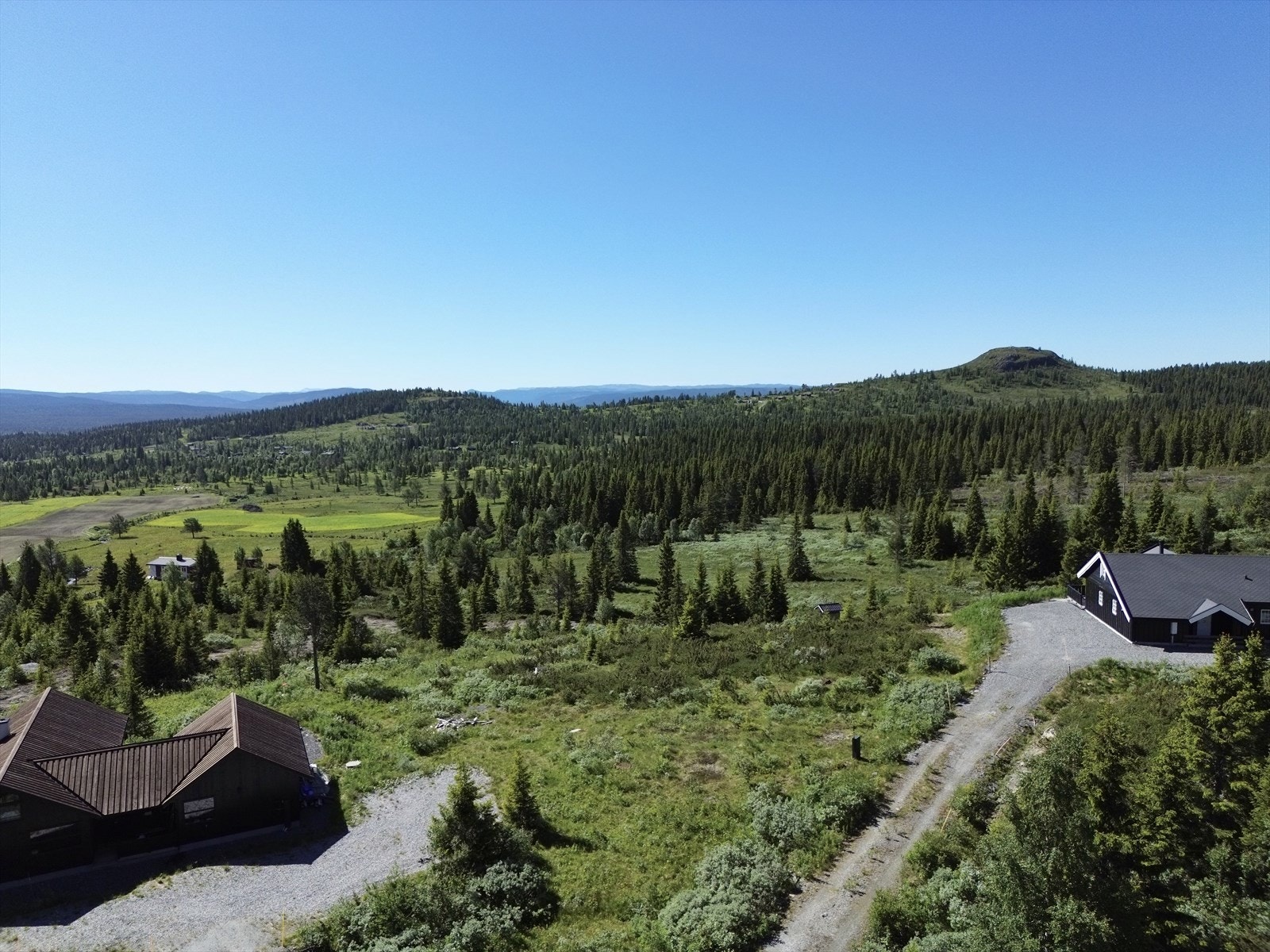 Tomten er på ca. 1,3 mål, så her kan du bygge med grei avstand fra nabohyttene. Galleribilde