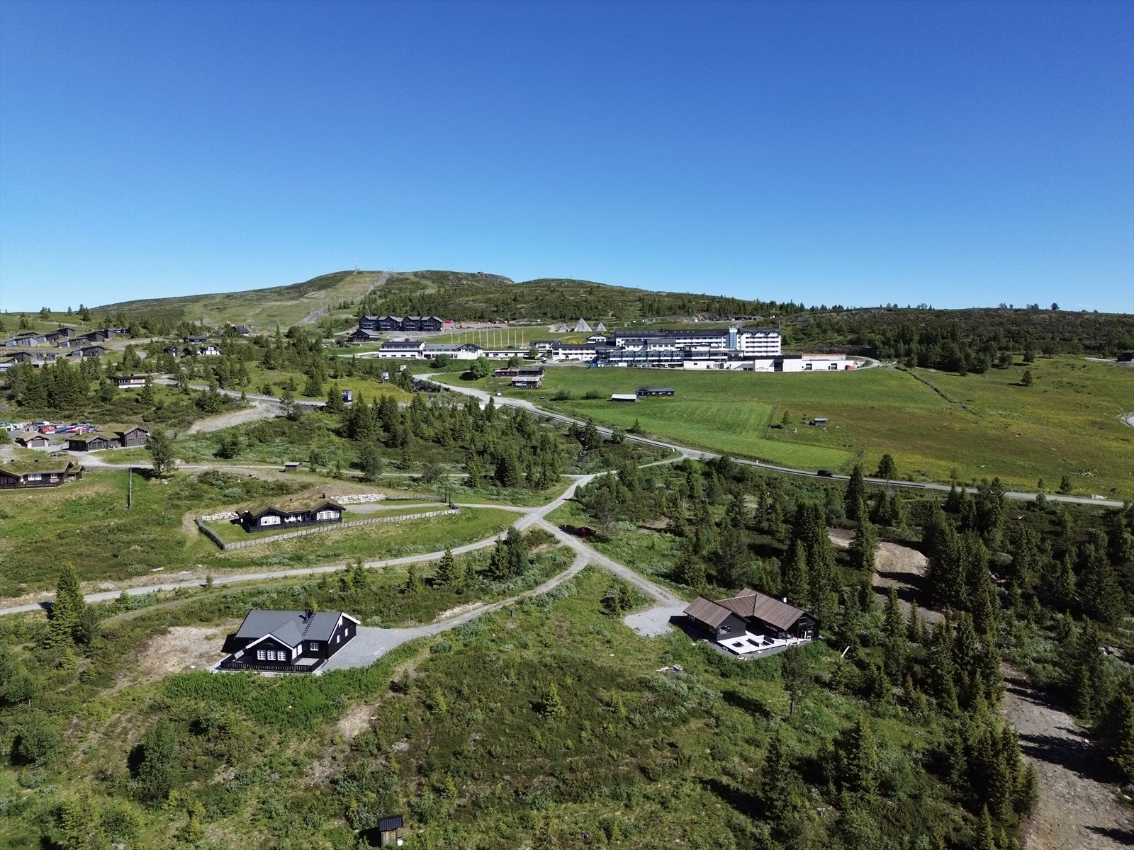 Området er det perfekte utgangspunkt for turer året rundt. Det er kort vei til "platået" hvor det er 360 graders utsikt mot bl.a Hemsedalsfjellene, Jotunheimen, Tisleifjorden, Valdresfjellene m.m. Galleribilde