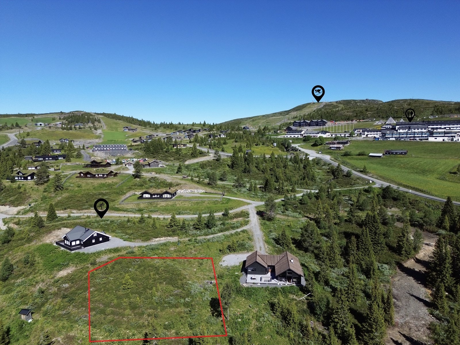 Tomten ligger ca. 952 moh. og har umiddelbar nærhet til skiløyper, tur- og sykkelstier, samt kun en liten spasertur til Storefjell skisenter og Storefjell hotell som kan by på gode måltider, arrangementer, badeland, treningsrom m.m. Galleribilde