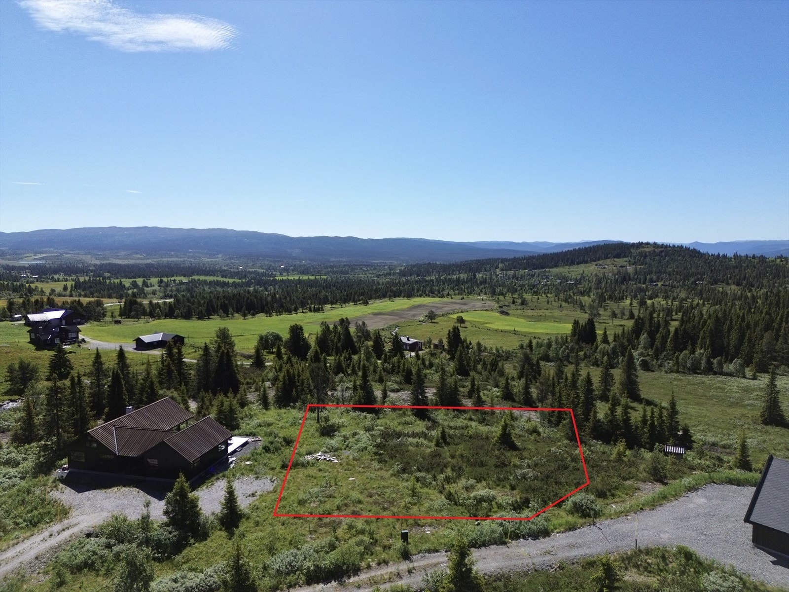 Fritidstomt med en helt nydelig beliggenhet. Utsikt og solforhold på sitt beste! Markeringen viser kun ca. tomtegrenser, se matrikkelbrev for nøyaktige grenser. Galleribilde