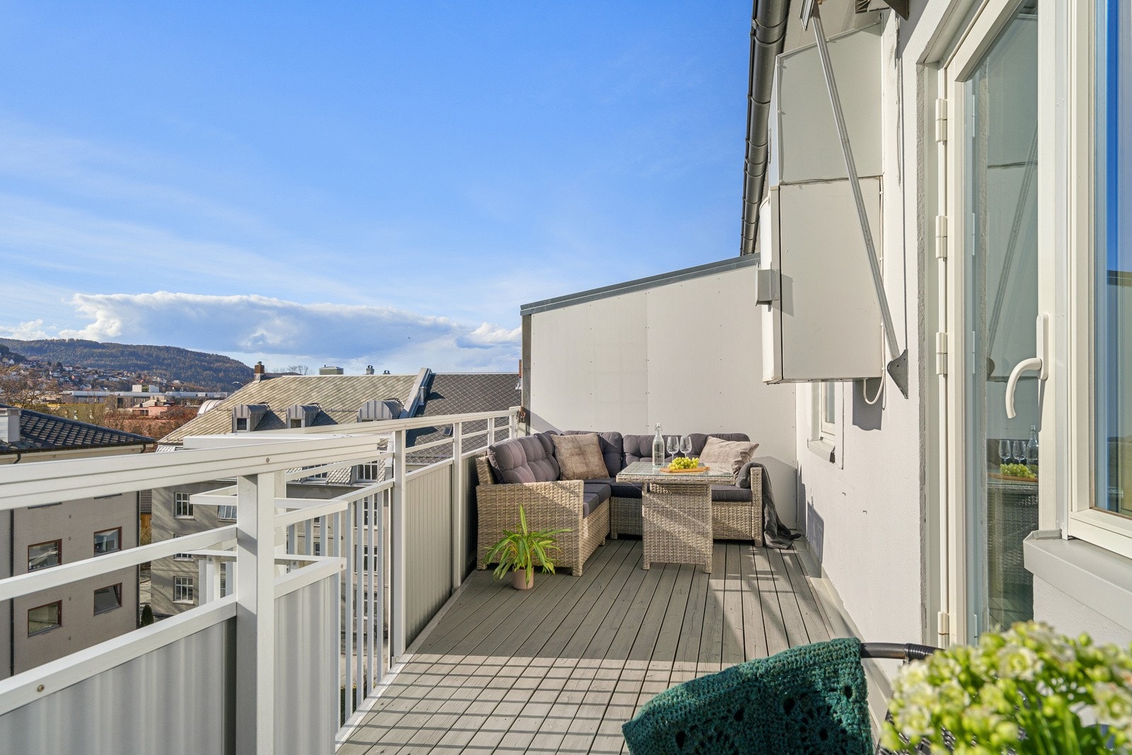 Balkongen er vestvendt med gode solforhold fra ca. 13:00-22:00 i sommehalvåret. Galleribilde