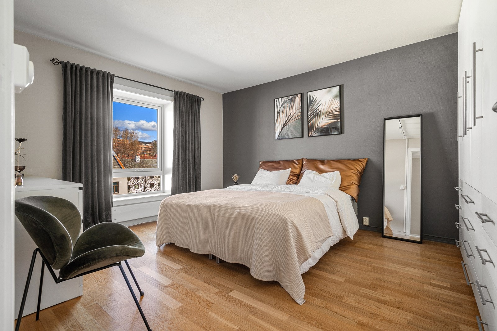 Hovedsoverom i moderne farger med god plass til dobbeltseng og garderobe. Galleribilde