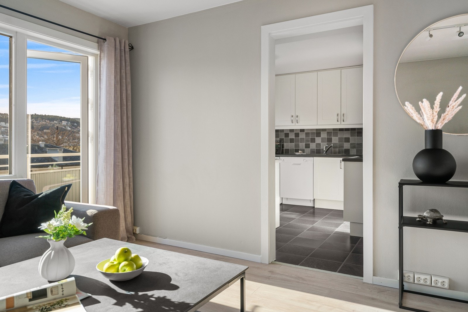 Åpent fra stuen og inn til kjøkken. Galleribilde