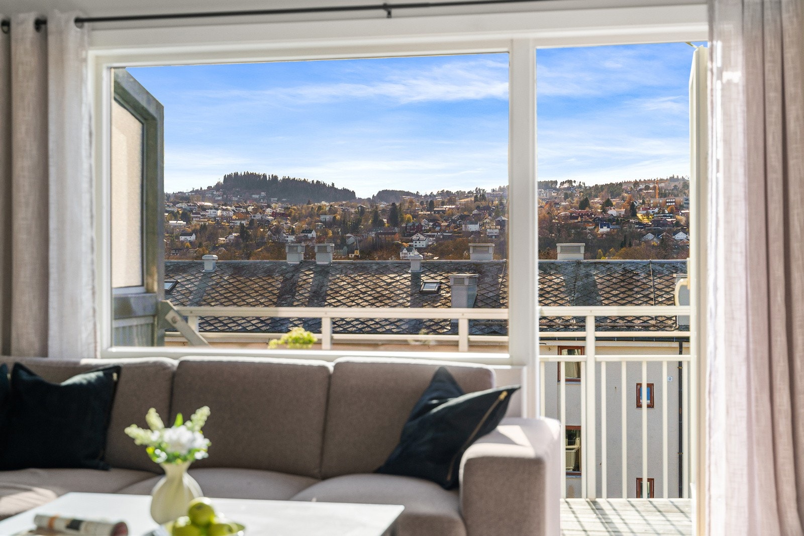 Utgang til balkong fra stuen. Galleribilde