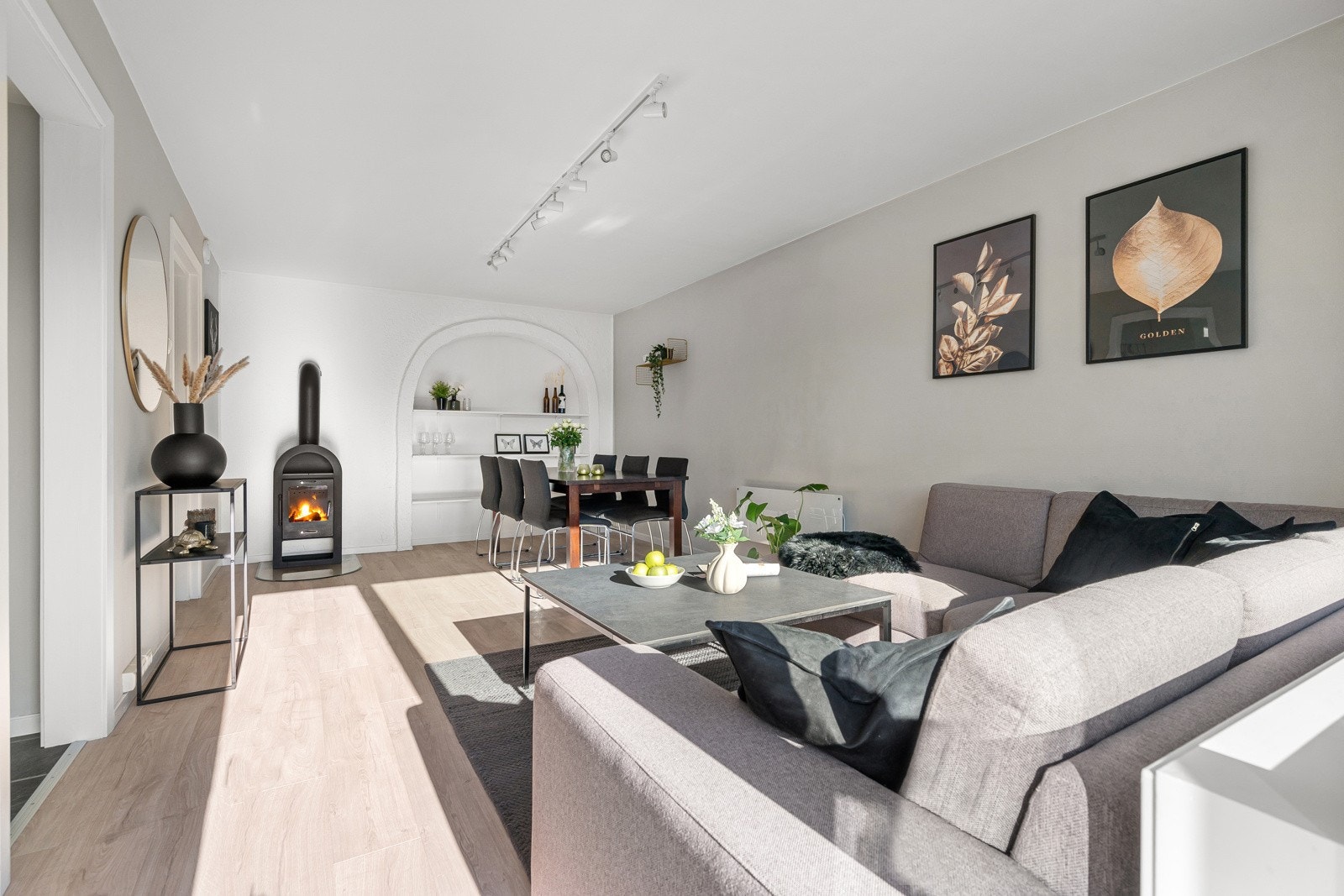 Stuen er på 20 kvm med plass til både sofa- og spisegruppe. Galleribilde