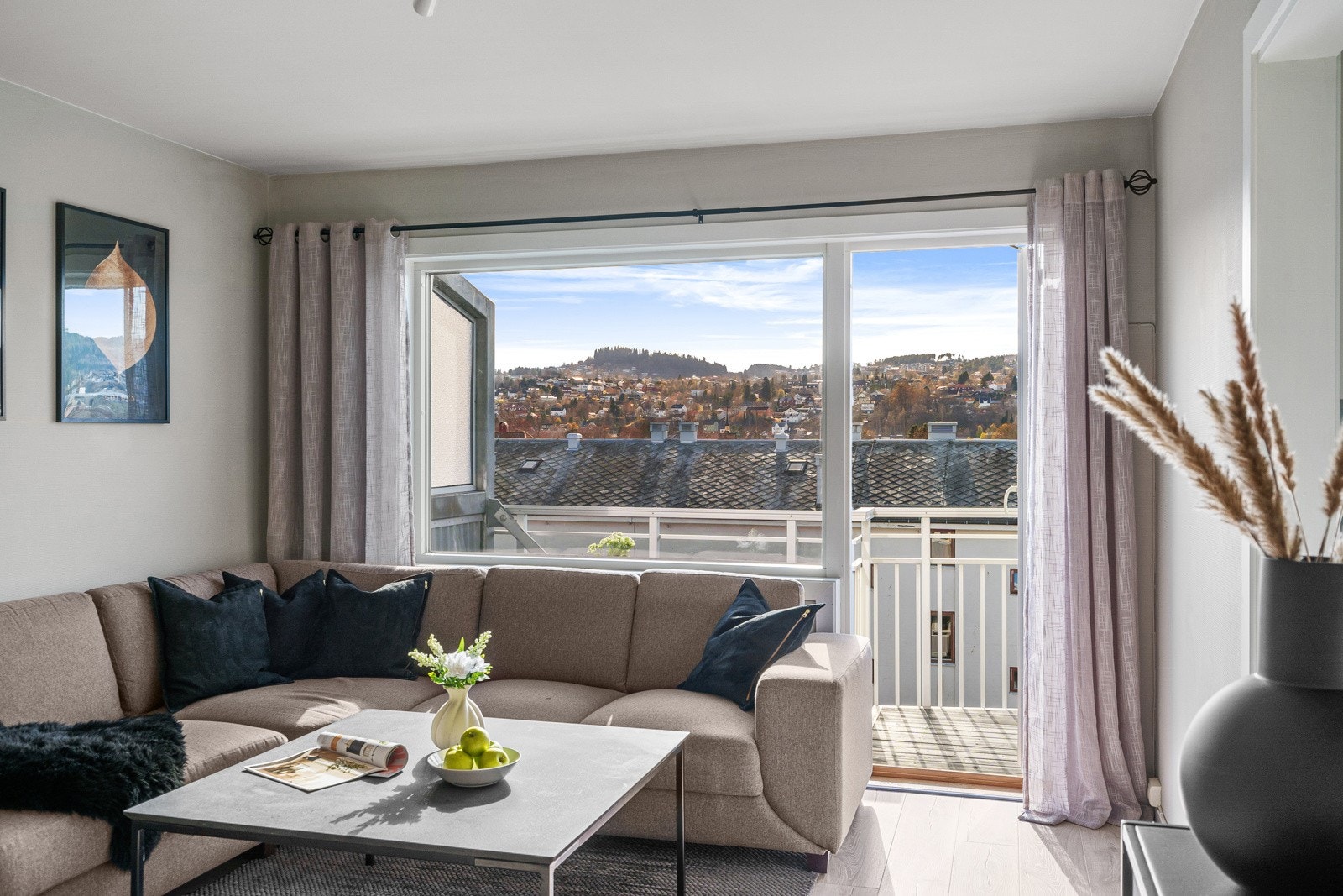 Store vindusflater tilbyr godt med lysinnslipp i stuen. Galleribilde