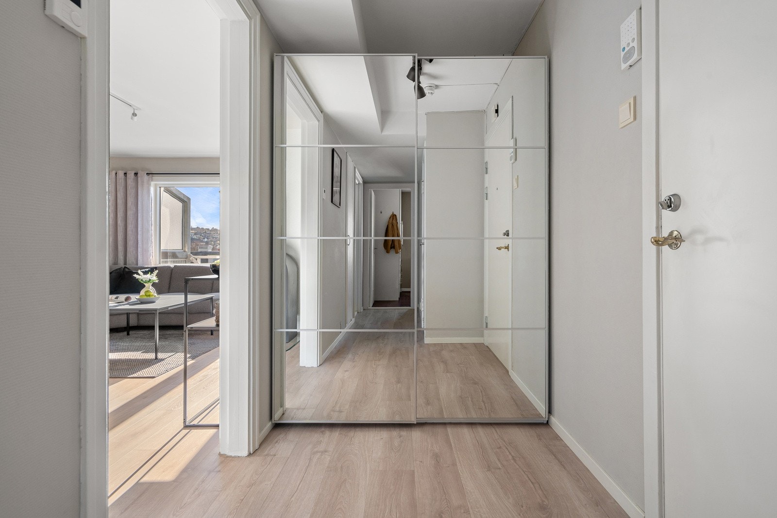 Flott garderobeskap med speil ved entre. Galleribilde