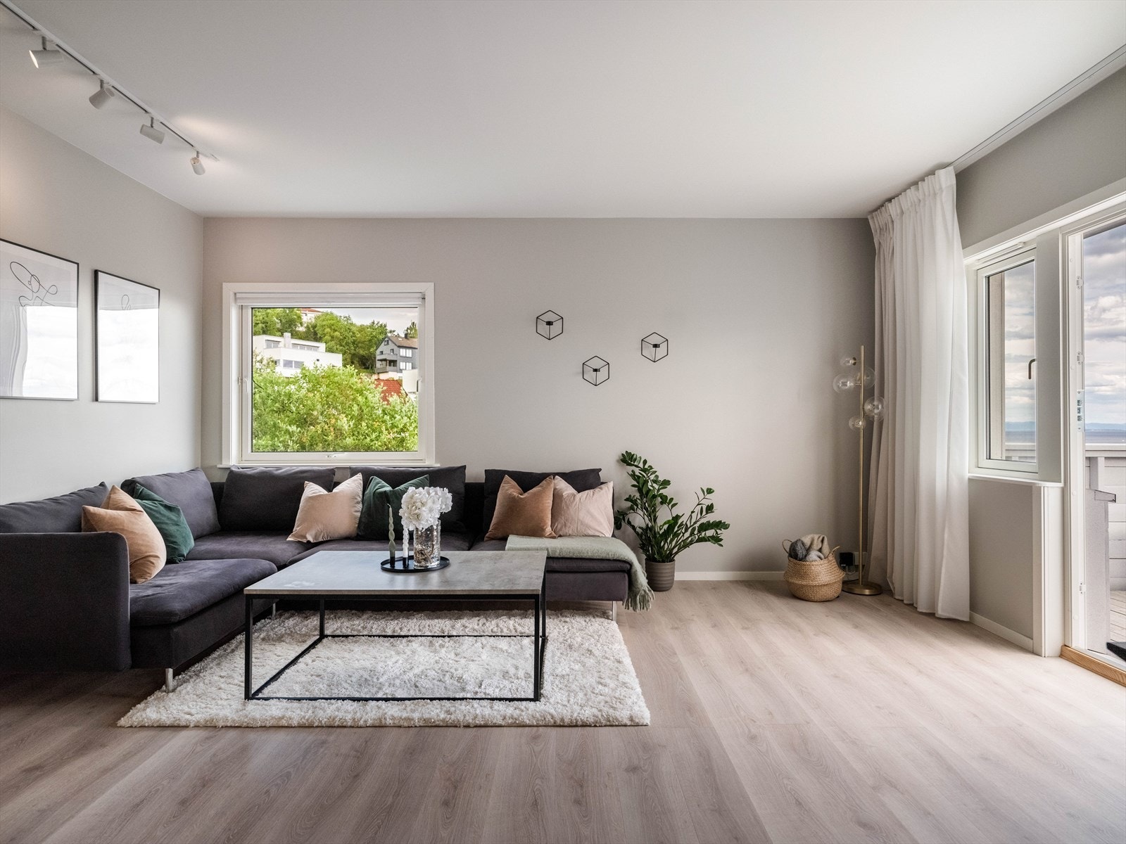 Store vindusflater gir rikelig med naturlig lysinnslipp. Galleribilde