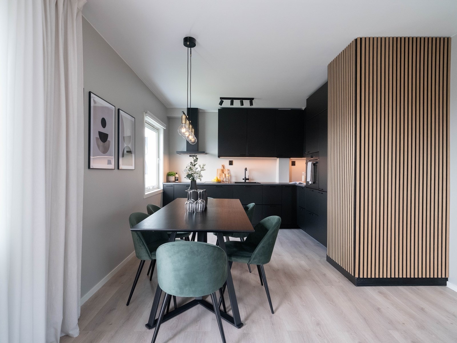 Det er god plass for et stort spisestuebord mellom kjøkken og stue. Galleribilde