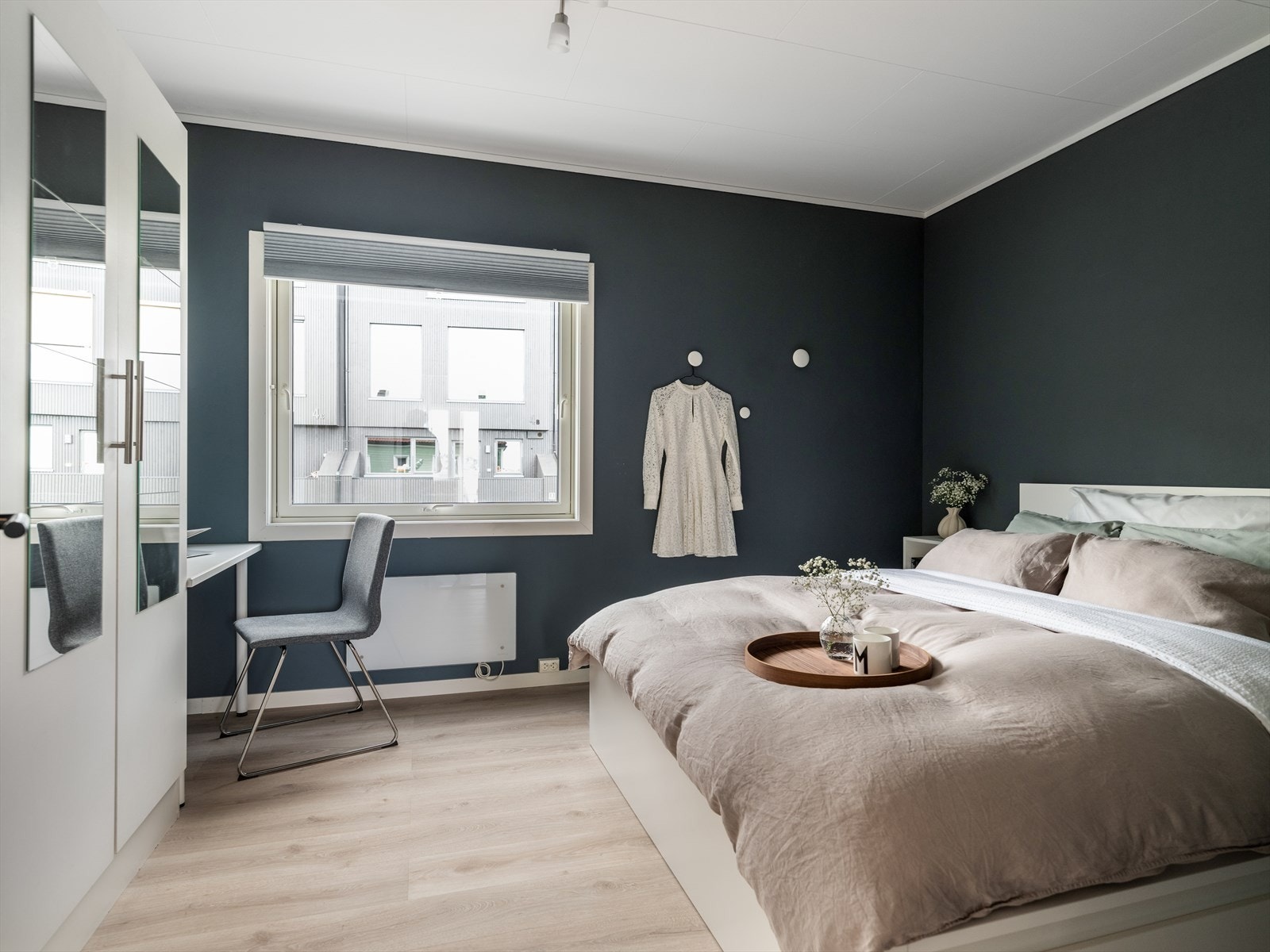 Romslig soverom på 12,4 med mørke fargevalg. Galleribilde