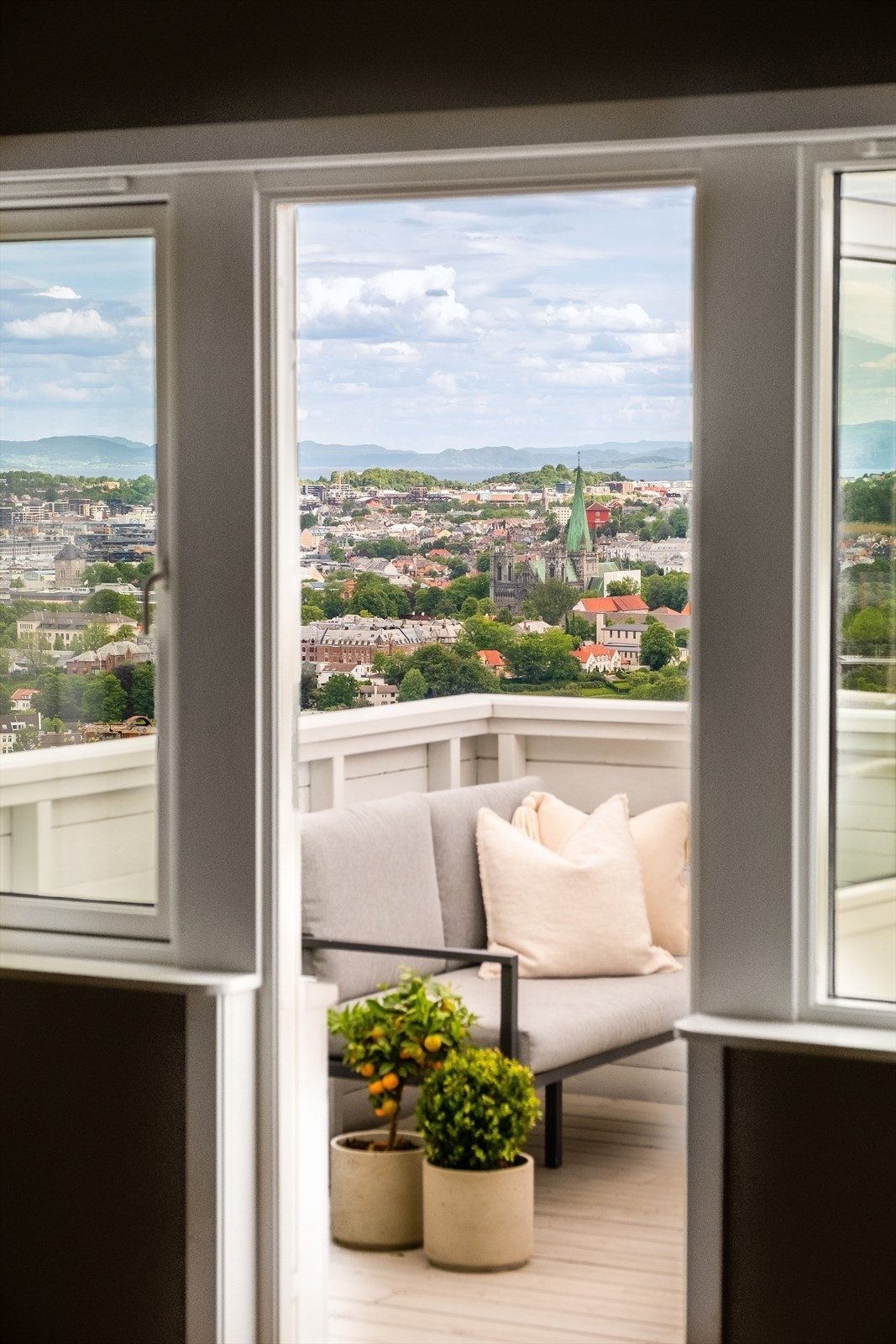 Utgang til veranda med gode solforhold. Galleribilde