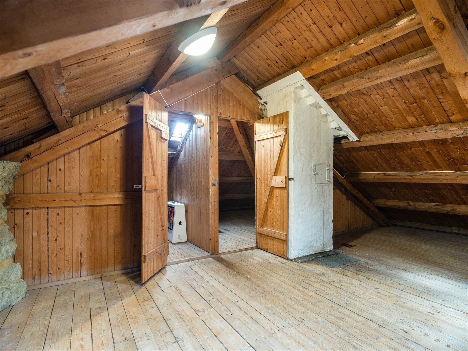 Mye lagringsplass i form av stort loftsareal og to boder i kjeller. Galleribilde