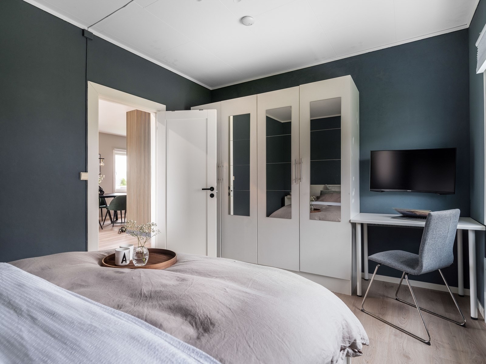 Rikelig med garderobeplass og mulighet for en kontorplass. Galleribilde