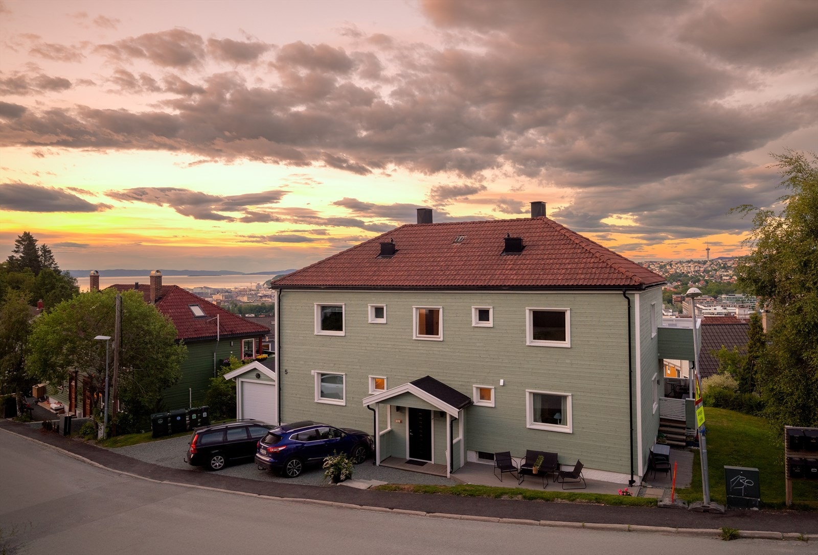 Leiligheten ligger i 2.etasjen som gir en flott utsikt utover byen. Galleribilde