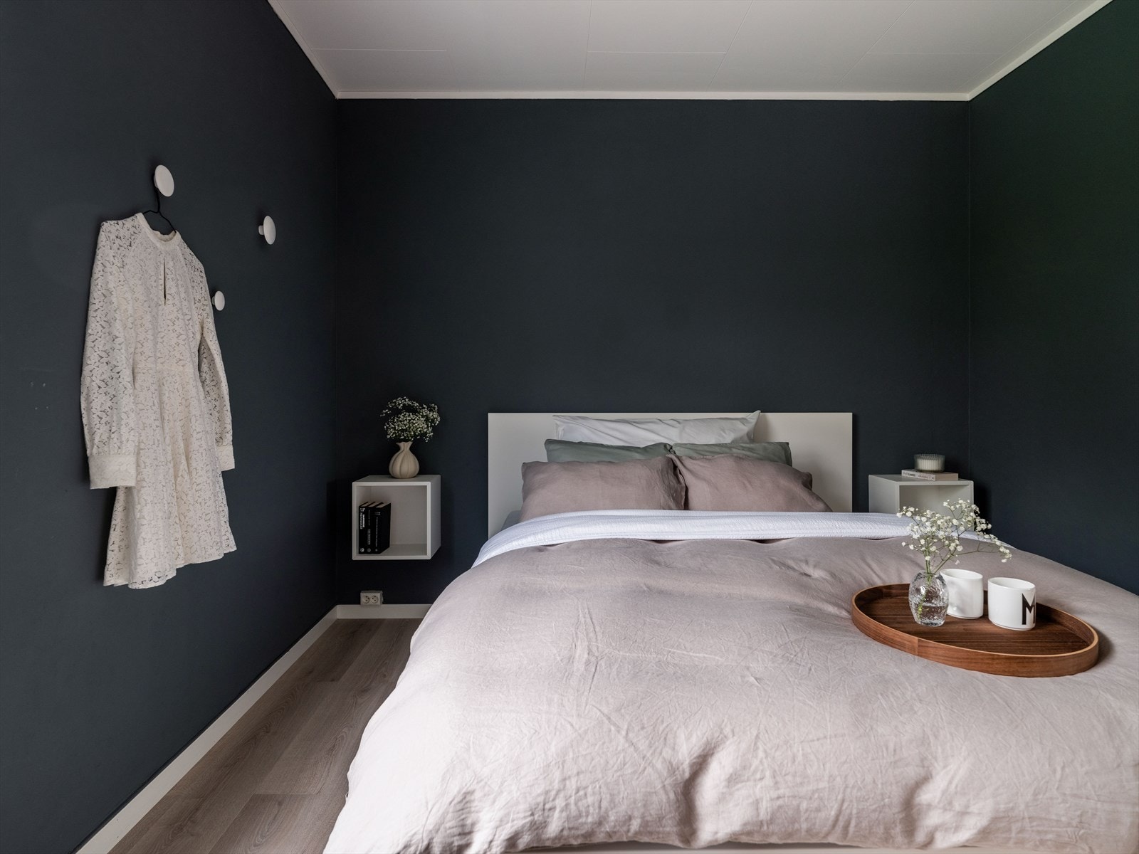 God plass for en stor dobbeltseng. Galleribilde