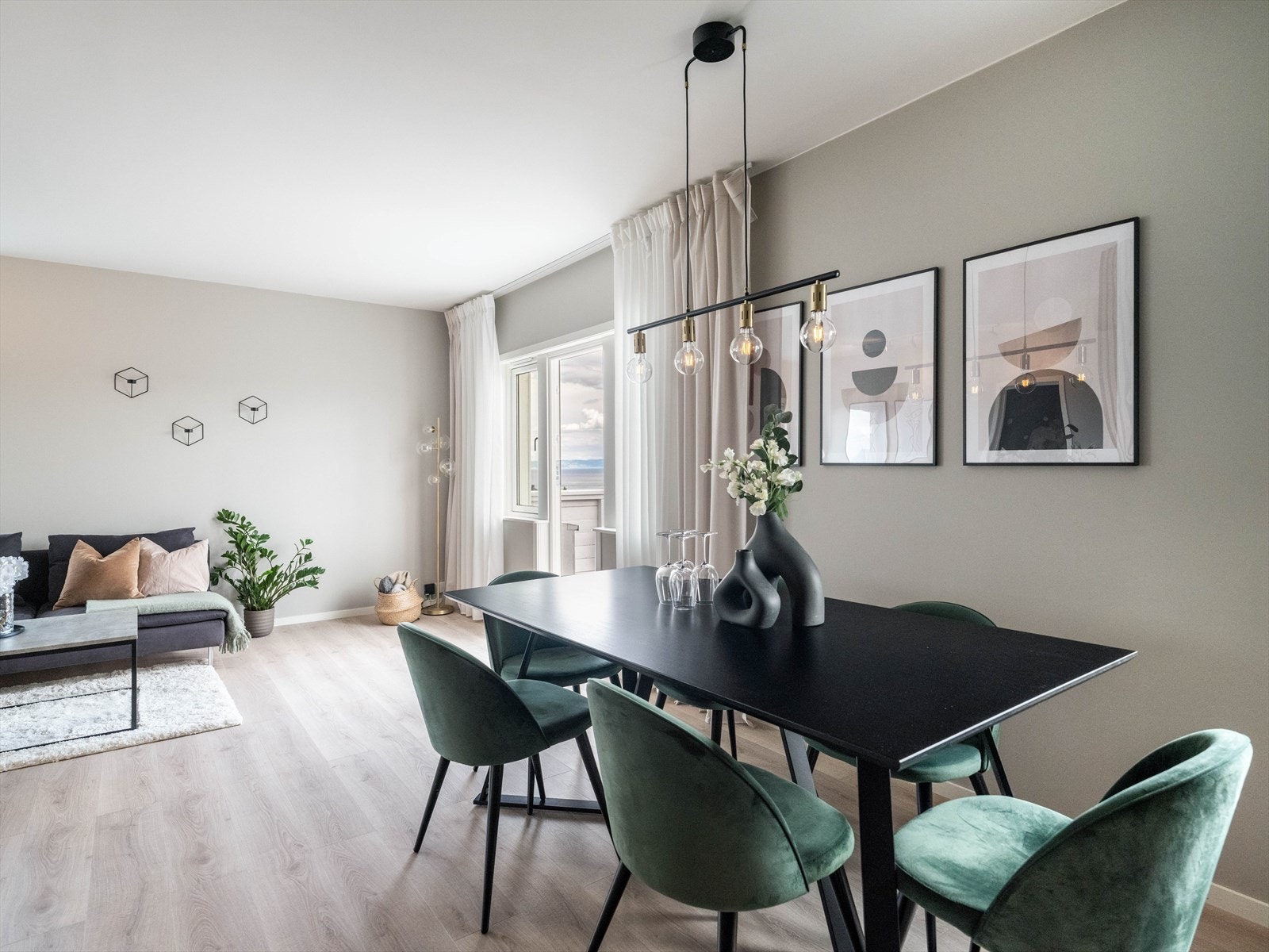 Spisestue med utgang til veranda. Galleribilde