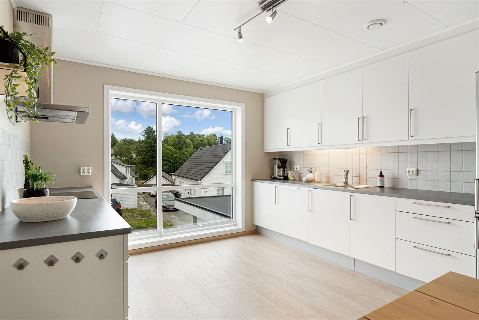 Lyst og tidløst HTH-kjøkken med integrerte hvitevarer (stekeovn og platetopp fra 2024 og oppvaskmaskin fra ca 2022) Galleribilde