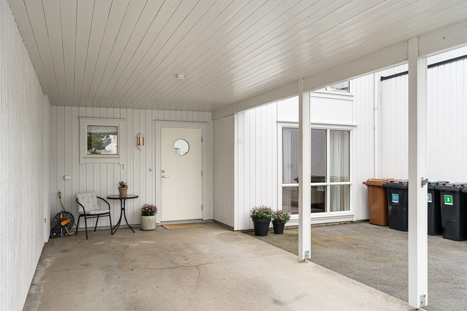 Carport med direkte adkomst til boligen Galleribilde