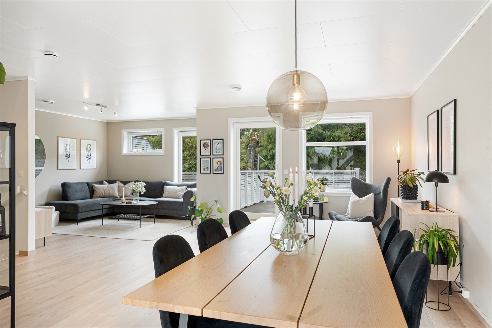 Stor og flott stue som ble pusset opp i 2024 med ny laminat på gulv og nye gulvlister Galleribilde