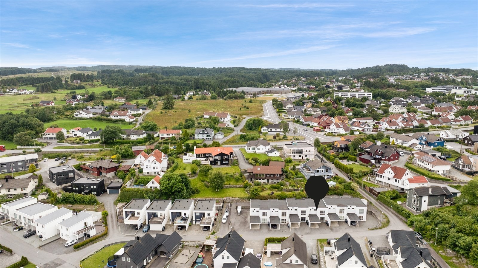 Det er gangavstand til det meste byen kan tilby som bl.a barnehage(r), barne- og ungdomsskole, flott idrettsanlegg, lekeplasser, herlige turområder og sentrum med dens fasiliteter Galleribilde