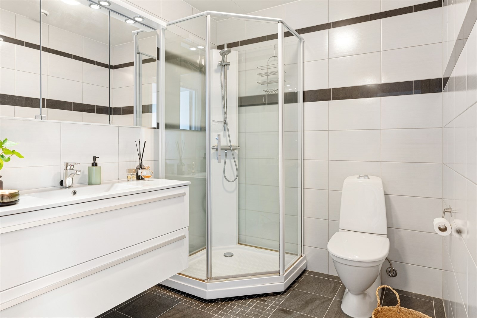 Flott, helfliset bad med dusjkabinett, pen baderomsinnredning og speilskap Galleribilde