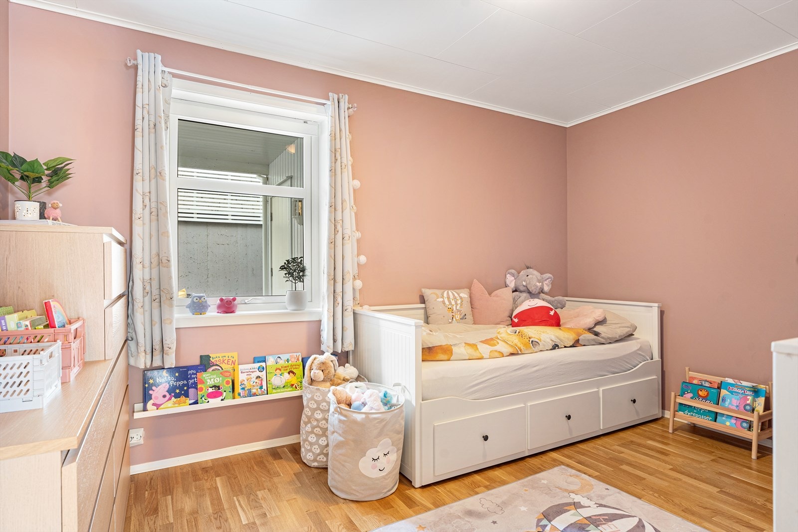 Romslig og pent gjesterom/barnerom som er malt etter 2020 Galleribilde