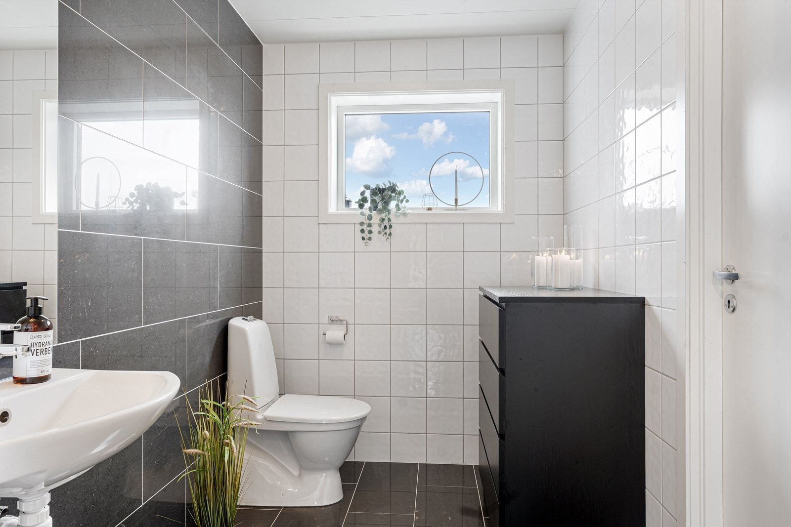 Lekkert, helfliset gjestetoalett med varmekabler Galleribilde