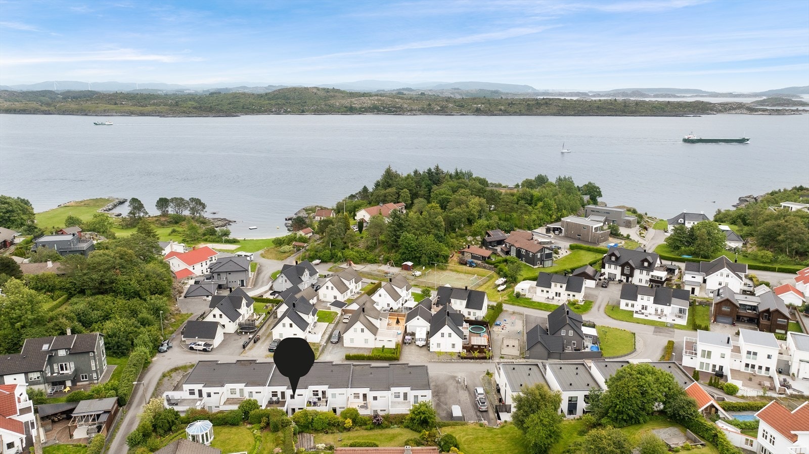 Boligen har en sentral, barnevennlig og attraktiv beliggenhet like i nærheten av Jonstranda i Kopervik Galleribilde