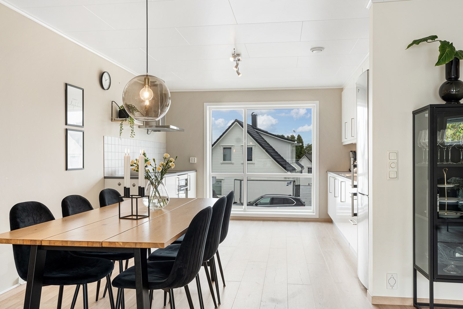 Meget god plass til stort spisebord Galleribilde