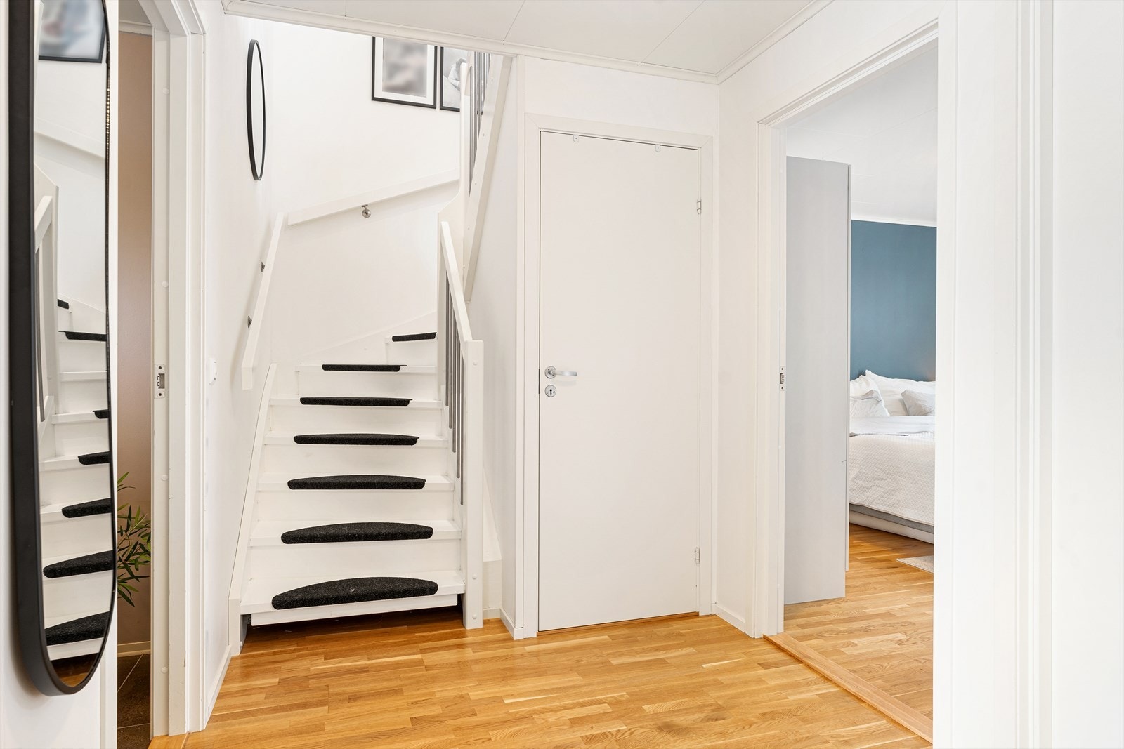 Det er satt opp vegger og montert dør under trapp slik at en fikk en ekstra bod etter 2020 Galleribilde