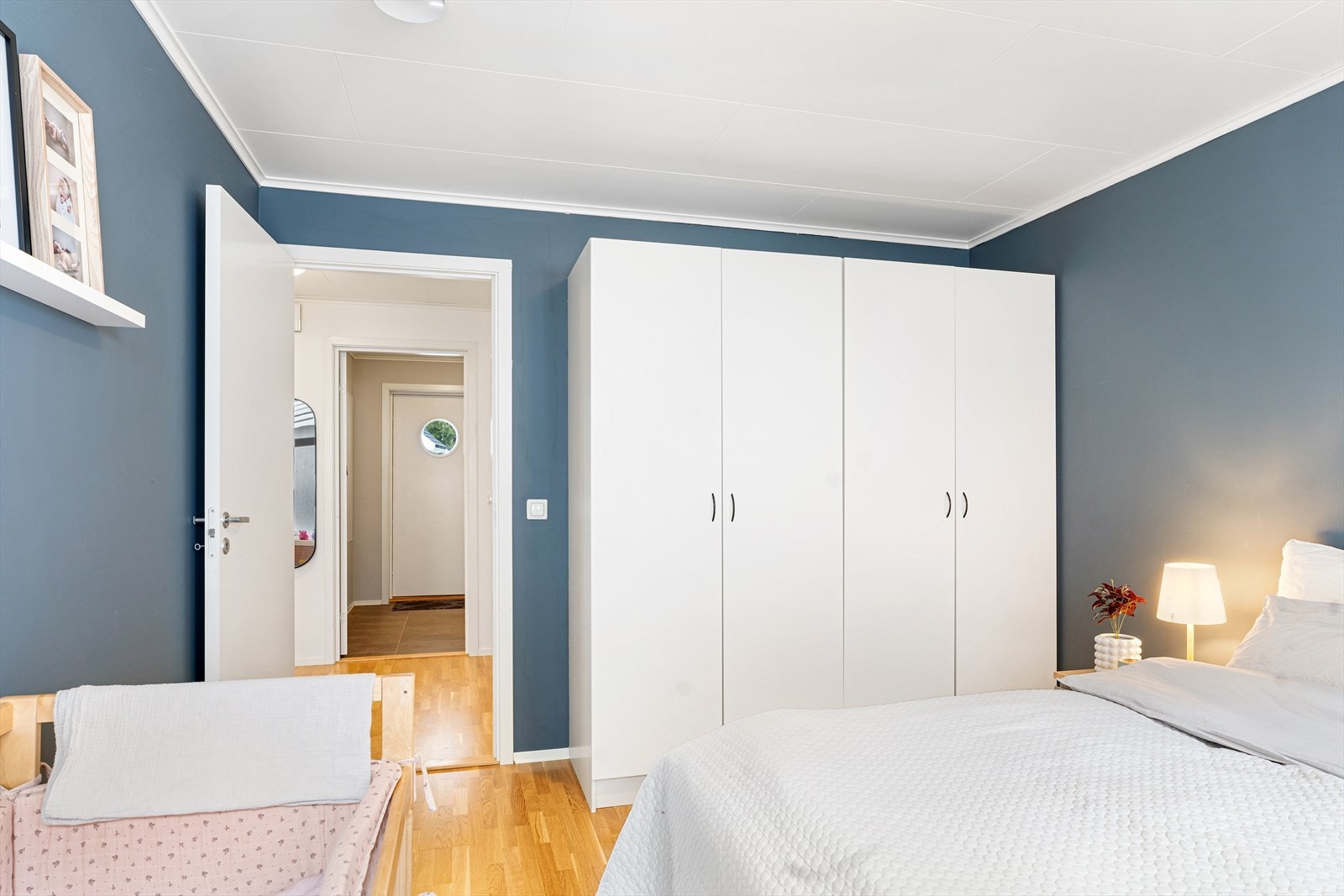 Stort og flott hovedsoverom med god oppbevaringsplass i garderobeskap Galleribilde