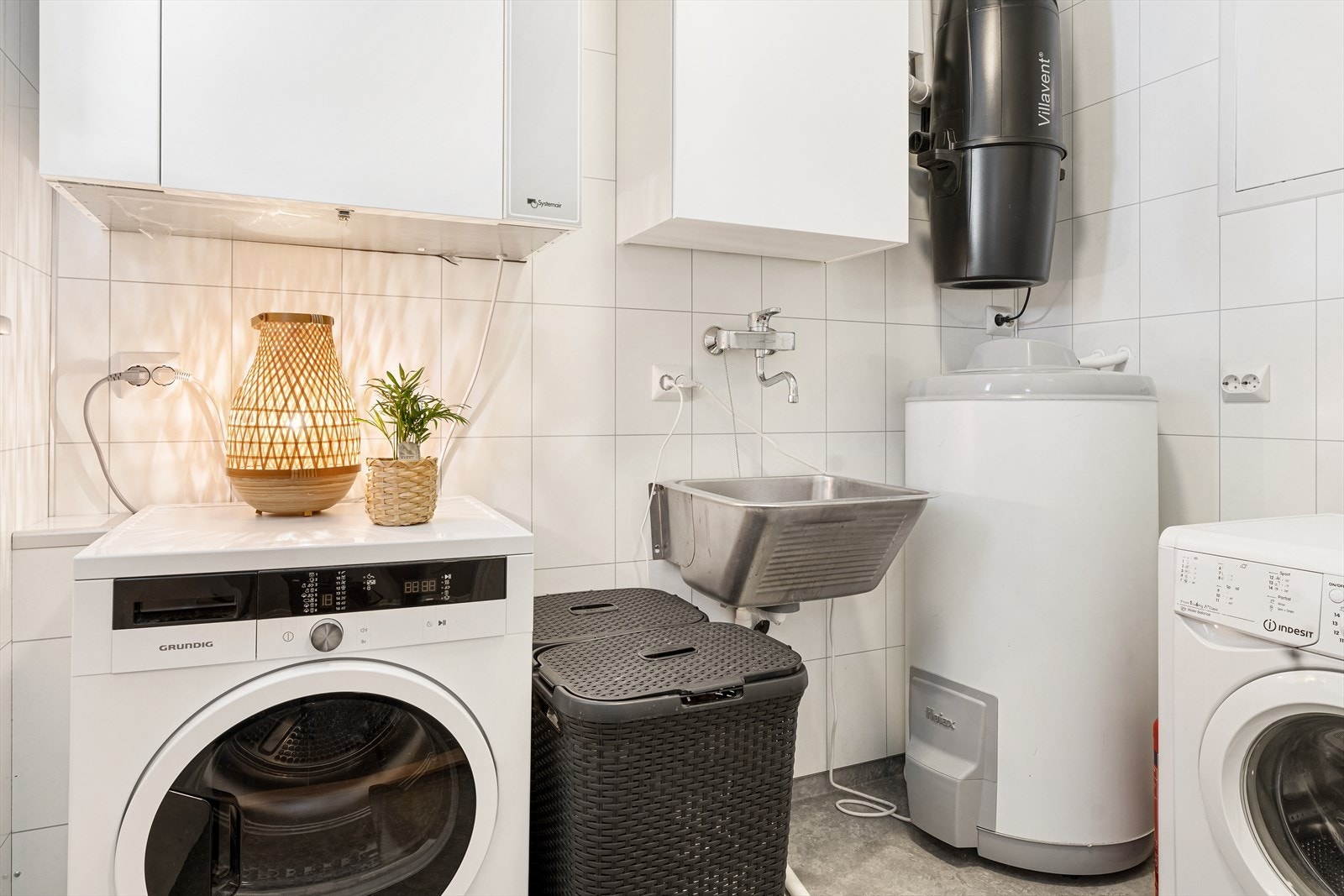 Pent vaskerom med belegg på gulv og våtromsplater på vegger Galleribilde