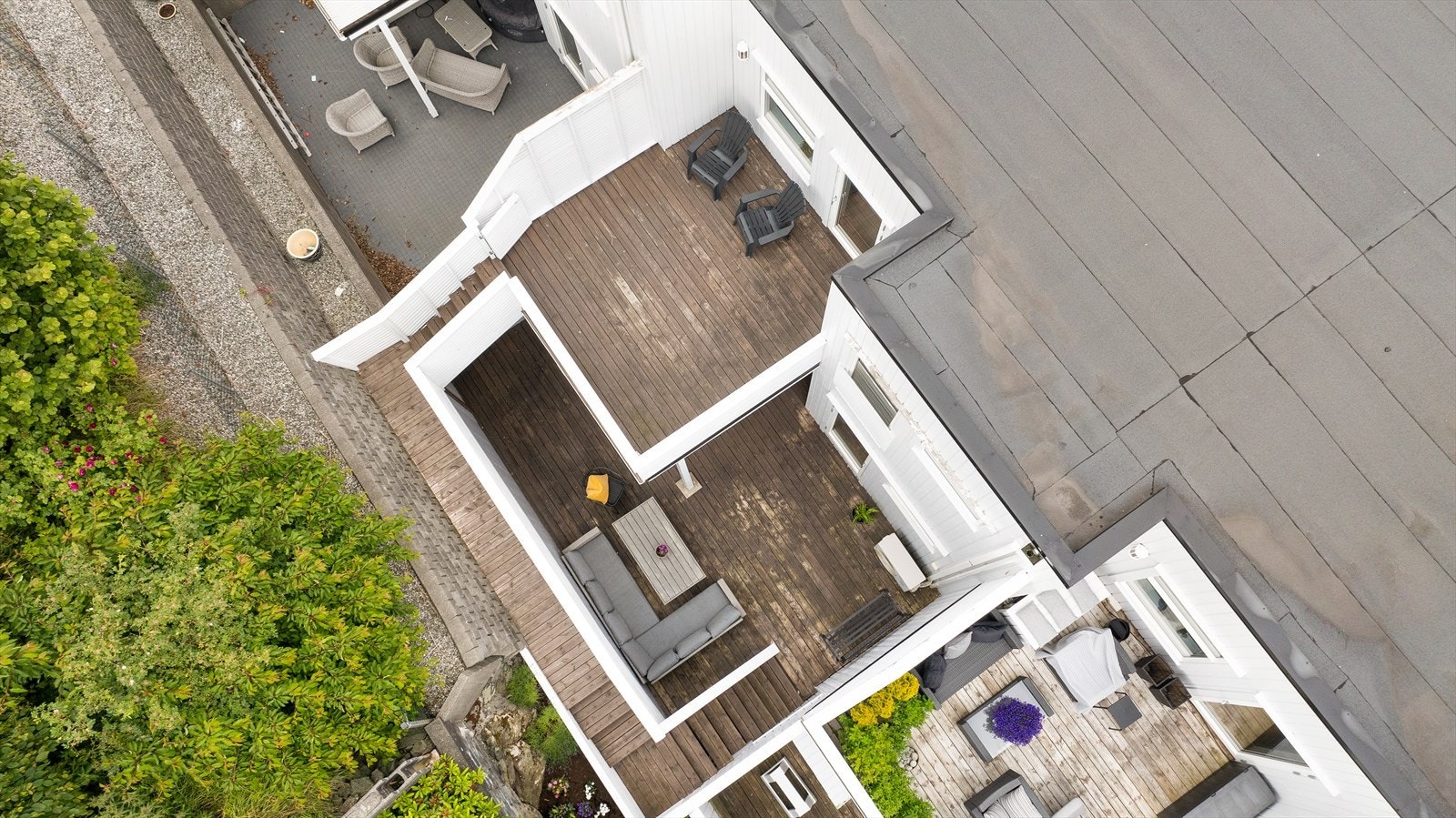 Store, lune og usjenerte terrasser på baksiden av boligen Galleribilde