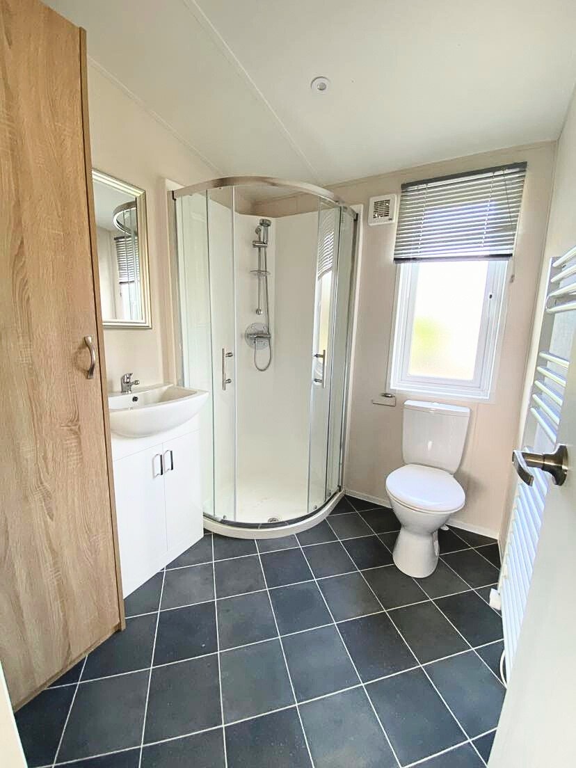 Bad med dusjkabinett Galleribilde