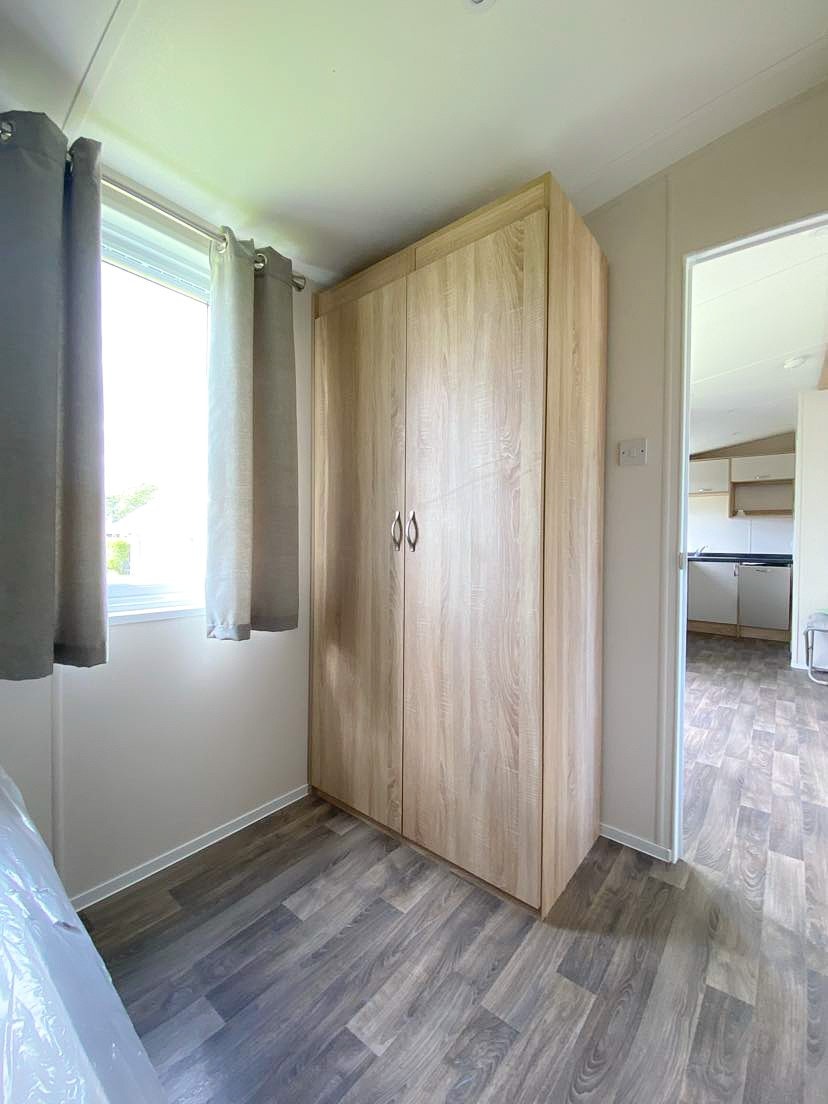 God garderobeplass på hovedsoverom Galleribilde